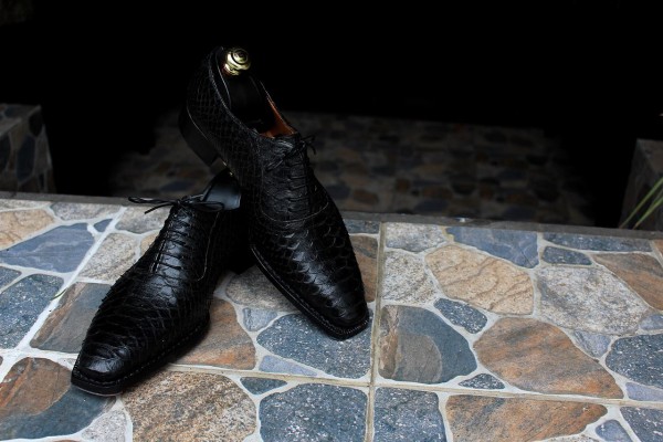 Oxford 24 Handwelted Black Phyton