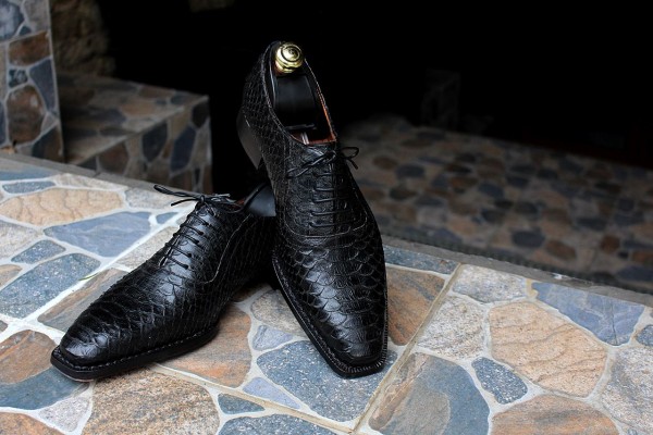 Oxford 24 Handwelted Black Phyton