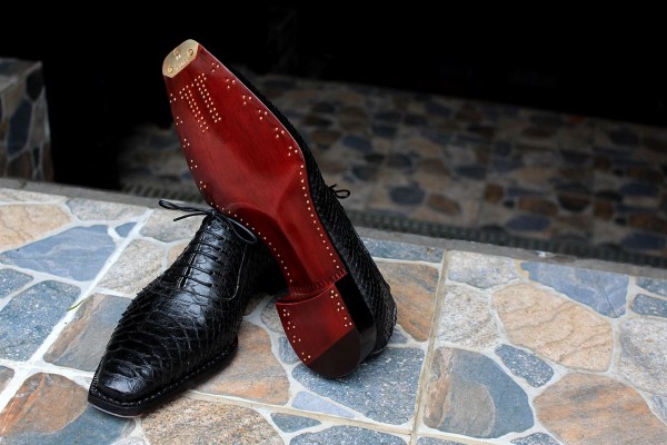 Oxford 24 Handwelted Black Phyton