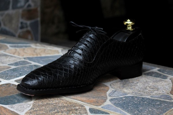 Oxford 24 Handwelted Black Phyton