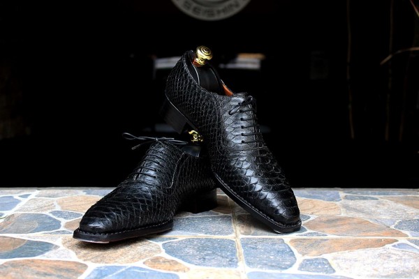 Oxford 24 Handwelted Black Phyton